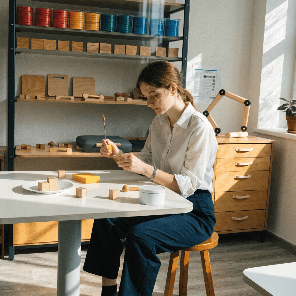 Ergotherapie-Auszubildende übt Handtherapie-Techniken vor dem Examen