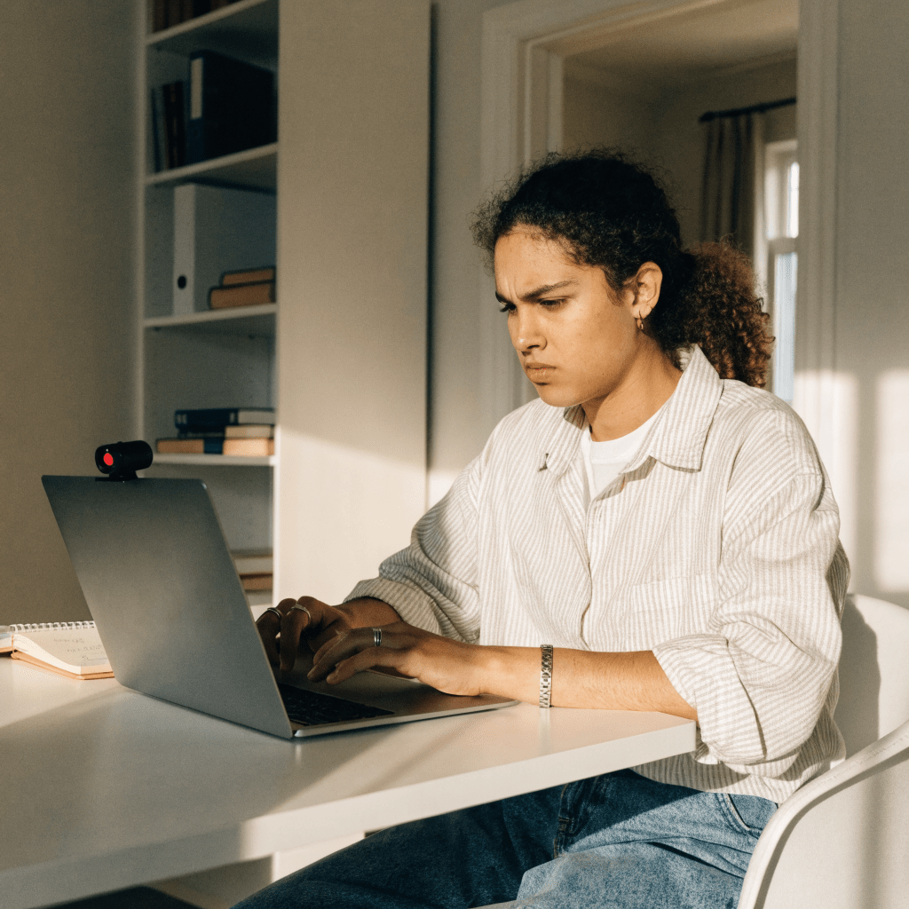 Student während einer per Proctoring überwachten Online-Klausur am Laptop
